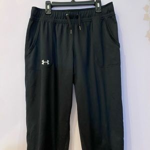Women’s Under Armour Cropped Joggers. Women’s Size Small. Breathable material.